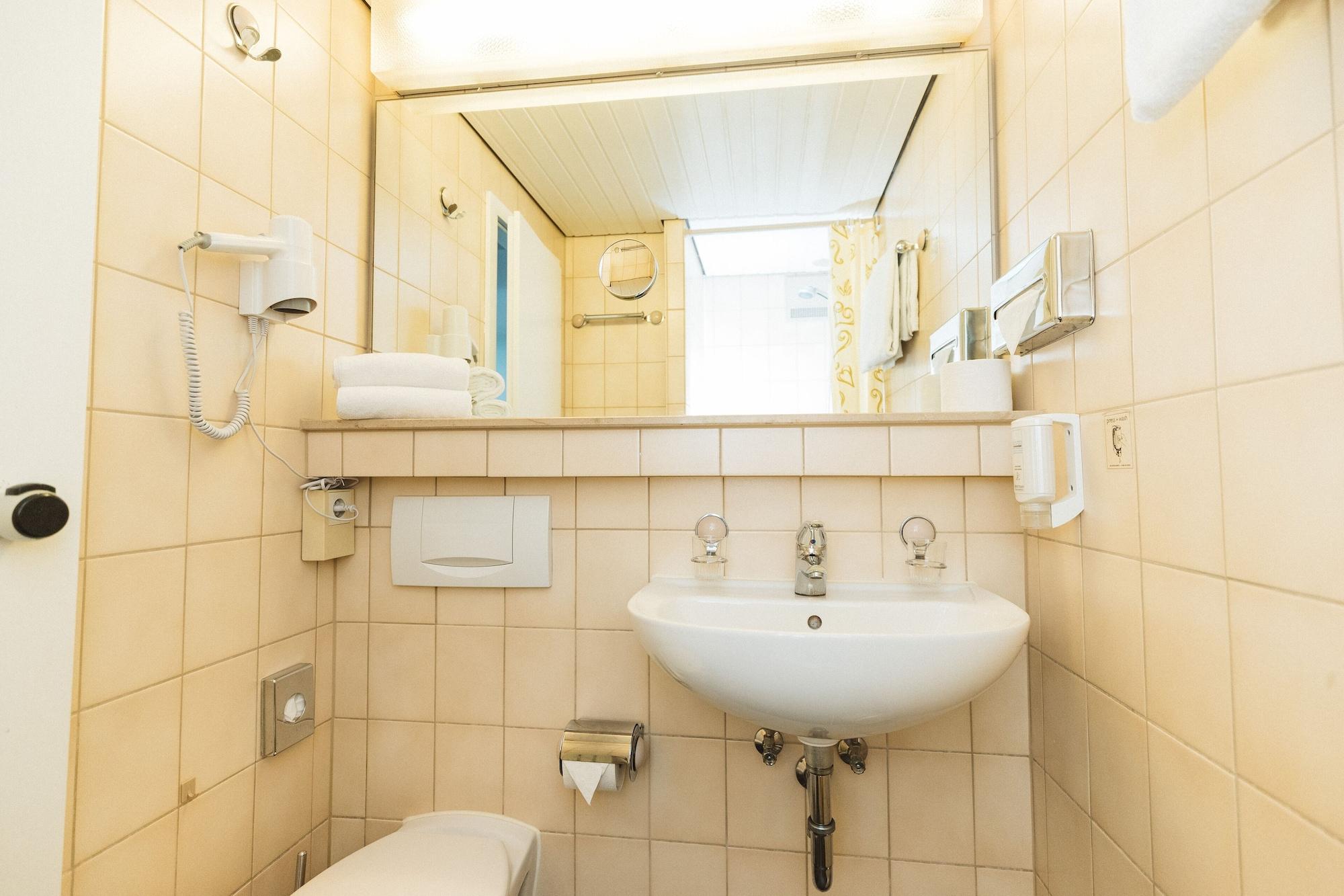 Terminal Hotel Koeln Exteriör bild