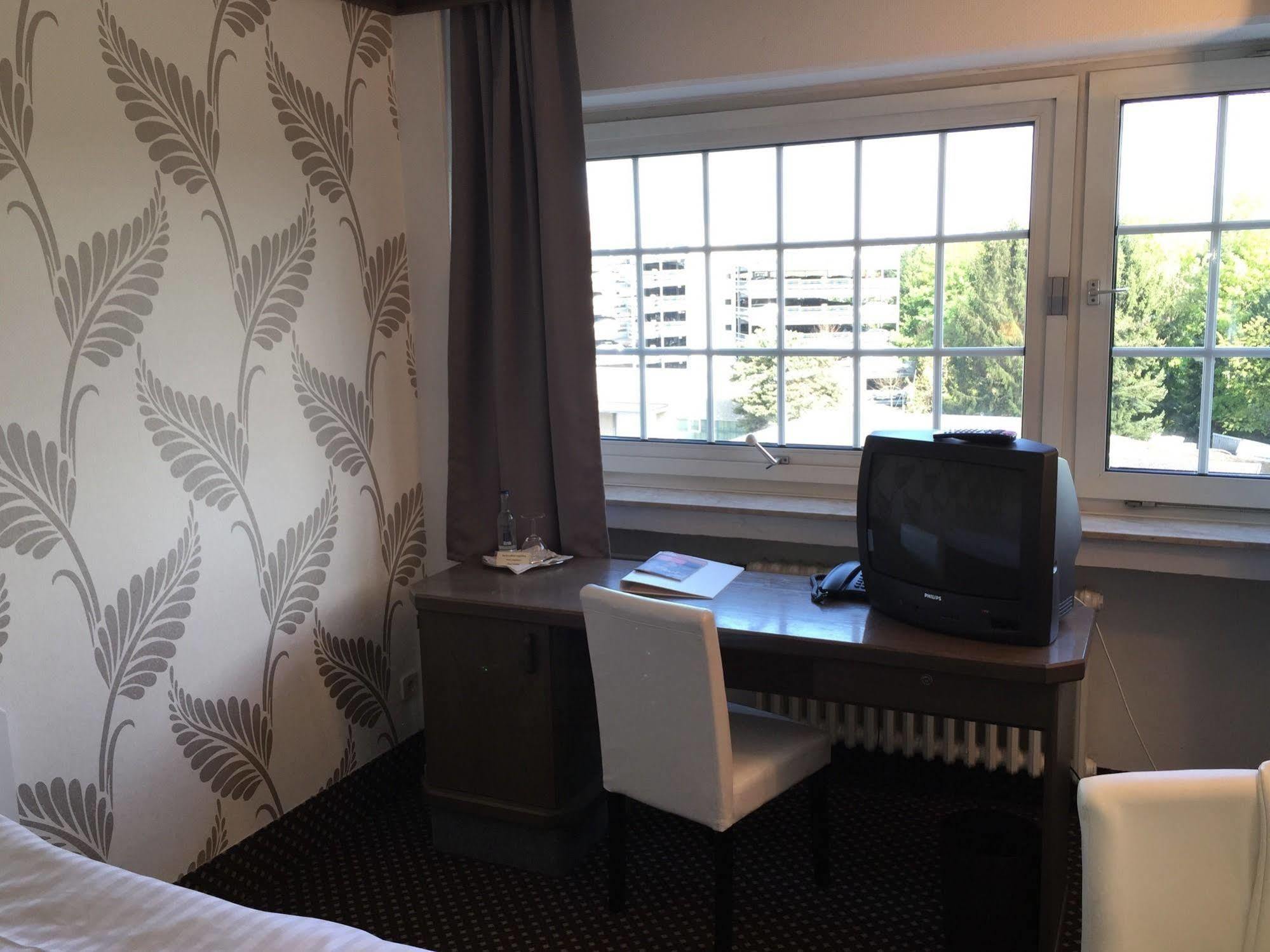 Terminal Hotel Koeln Exteriör bild