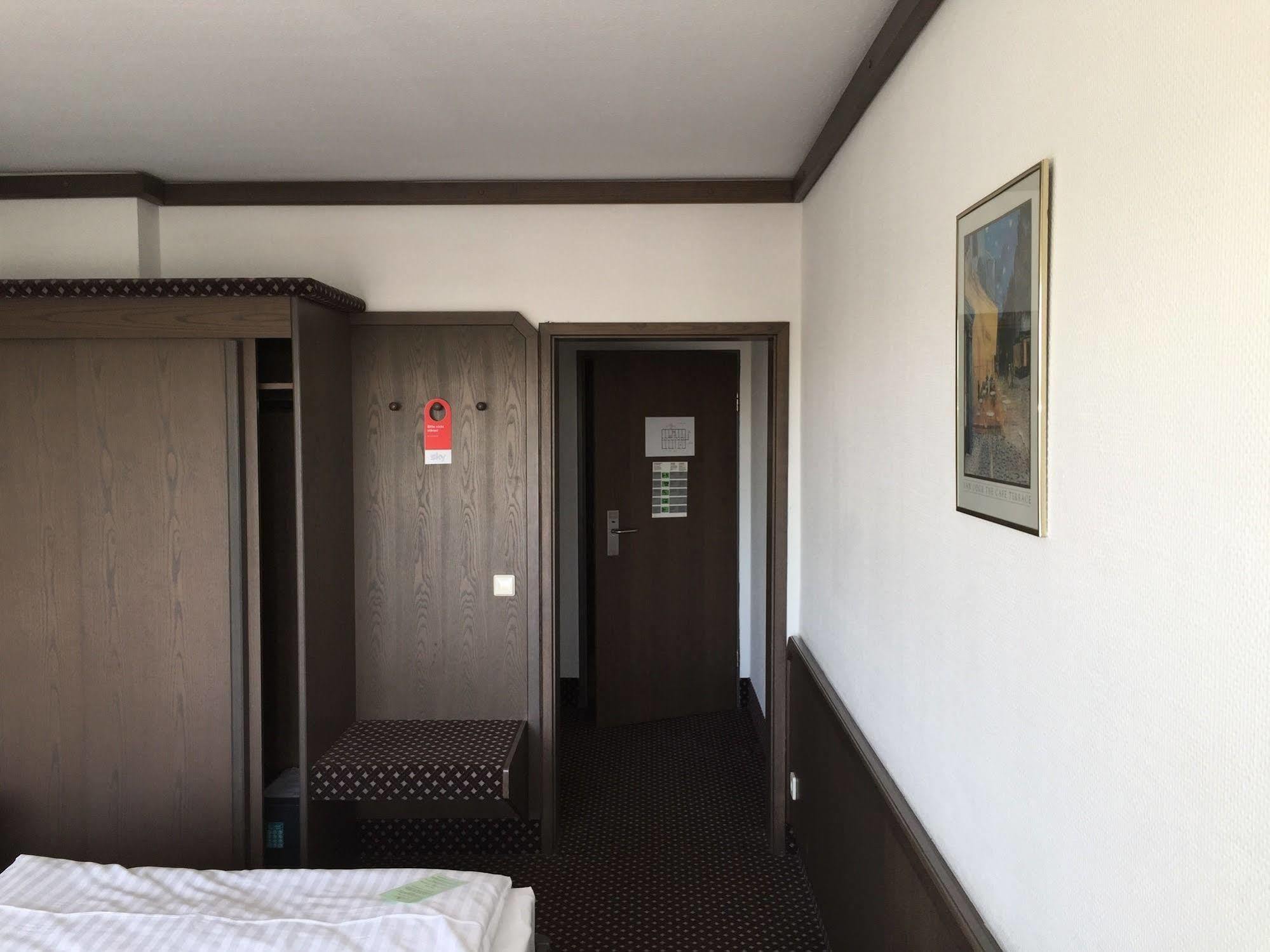Terminal Hotel Koeln Exteriör bild