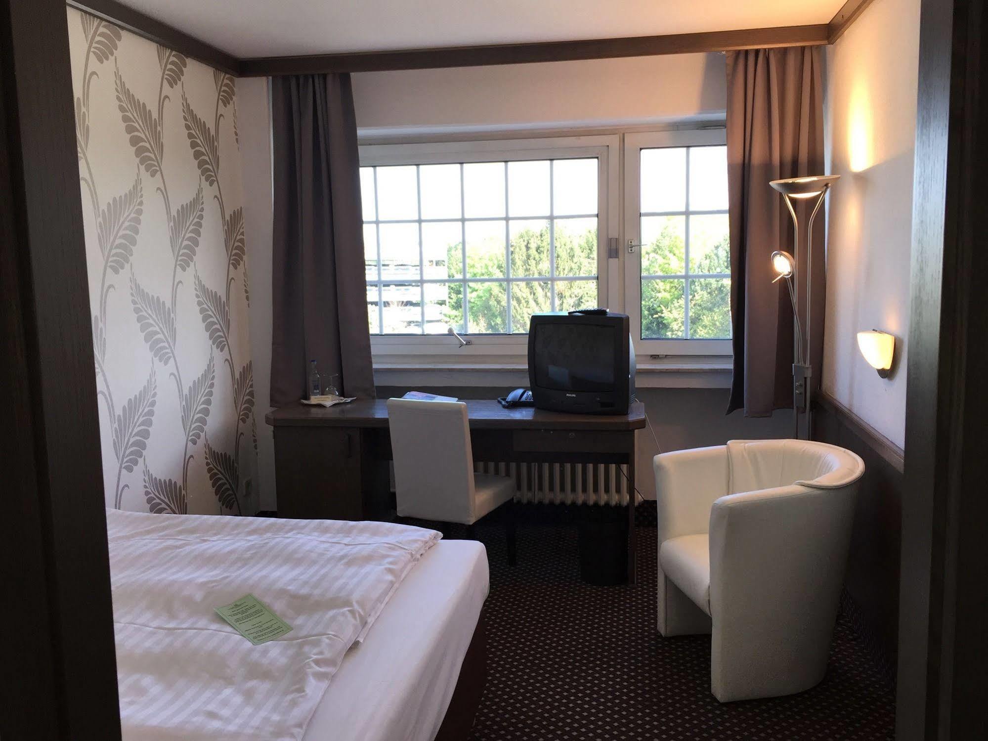 Terminal Hotel Koeln Exteriör bild
